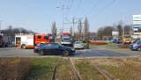 Na gdańskim Przymorzu samochód uderzył w tramwaj. Kierowca i pasażerowie... uciekli z miejsca zdarzenia zostawiając auto na torach