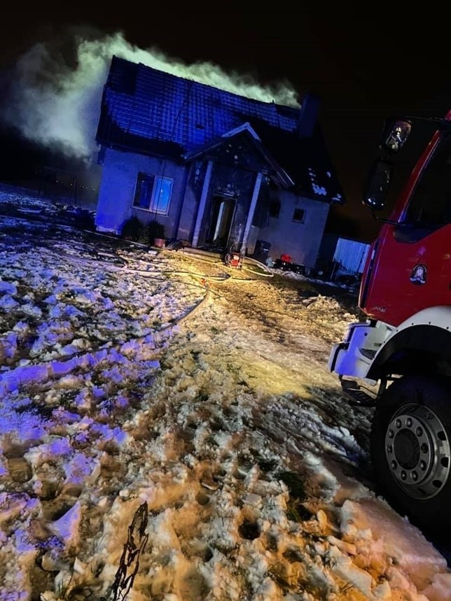 W nocy z 5 na 6 stycznia 2021 spłonął dom w Czatkowach koło Tczewa. Rodzina z dwójką dzieci potrzebuje pomocy