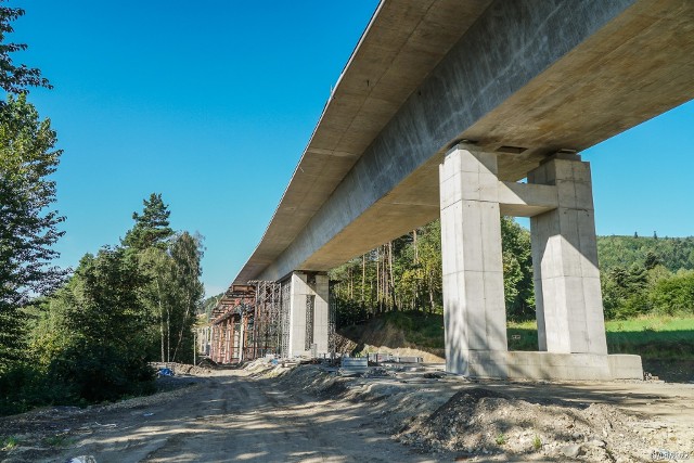 Na zdjęciach budowa estakad i tuneli na S1 w Węgierskiej Górce. To jeden z najdroższych i najtrudniejszych w budowie odcinków nowej S1. Prawie 80 procent trasy będzie prowadziło po estakadach, mostach, wiaduktach i przez tuneleZobacz kolejne zdjęcia. Przesuwaj zdjęcia w prawo - naciśnij strzałkę lub przycisk NASTĘPNE