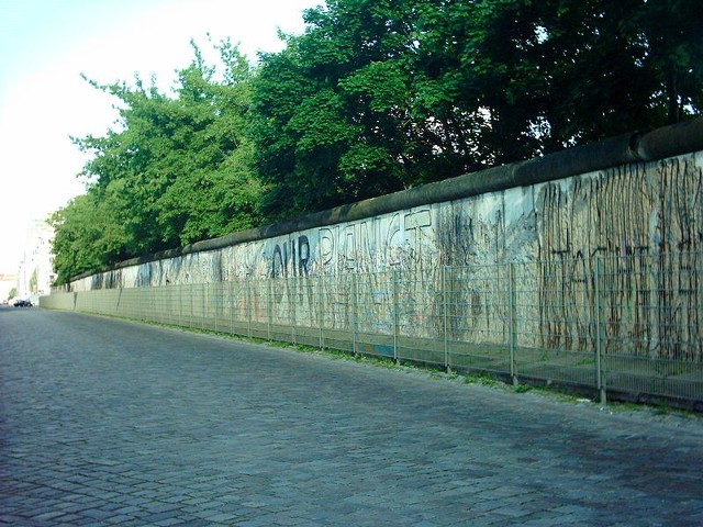 Zachowana część muru przy Niederkirchnerstraße.