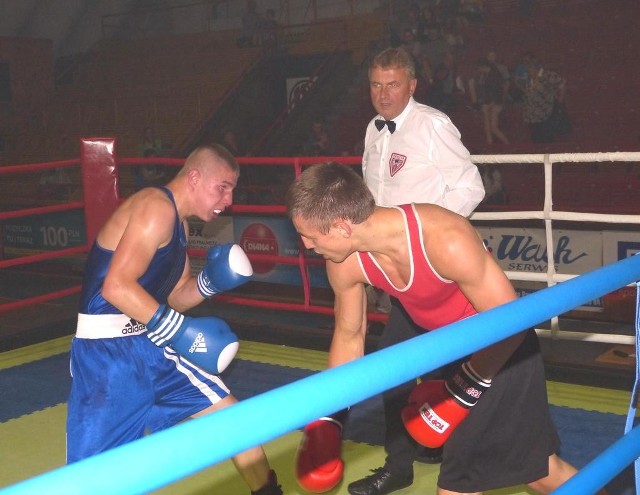 Pojedynek wieczoru pomiędzy Damianem Kiwiorem z Tigera Tarnów (z prawej) i Karolem Pawliną z Olimpu Lublin zakończył się remisem.