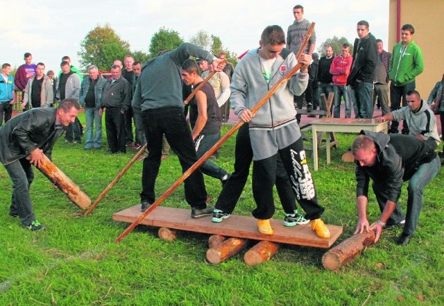 Jedną z konkurencji było płynięcie tratwą po trawniku, a jak sobie z tym poradzono widać na zdjęciu.