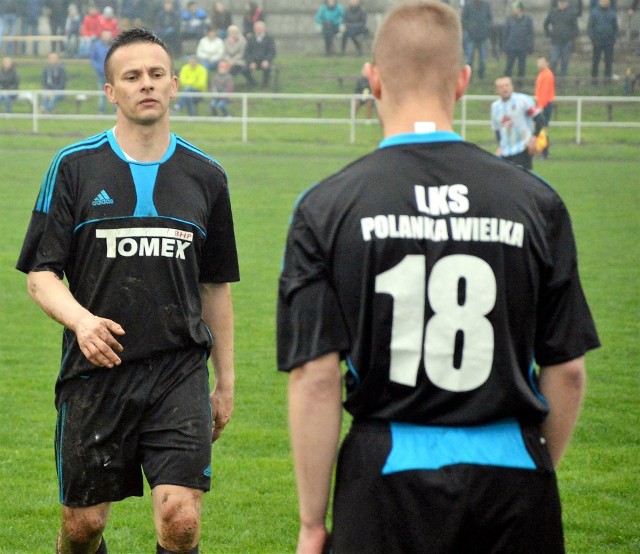 Mariusz Gałgan (z lewej, przodem) grający trener Strumienia Polanka Wielka, wypracował dwie bramki dla swojego zespołu w Brzeszczach.