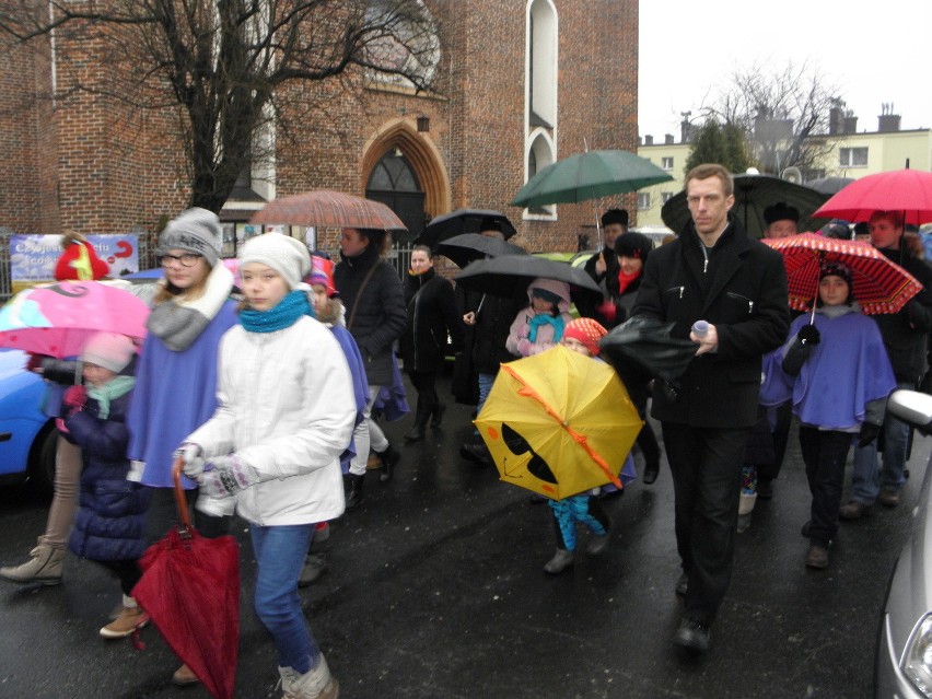 Krzyż ŚDM w Żorach: Adoracja i procesja [ZDJĘCIA]