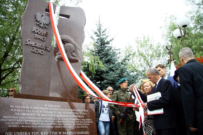 Pomnik ofiar katastrofy smoleńskiej w Świdniku już odsłonięty (ZDJĘCIA)