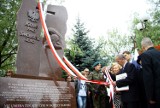 Pomnik ofiar katastrofy smoleńskiej w Świdniku już odsłonięty (ZDJĘCIA)