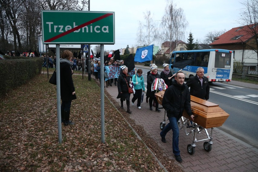 Symboliczny pogrzeb szpitala w Trzebnicy. Kondukt pogrzebowy...