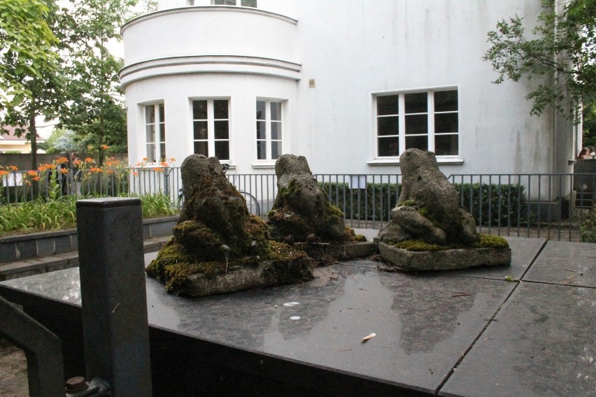 Na fontannie przed willą siedzą żaby, które kiedyś...