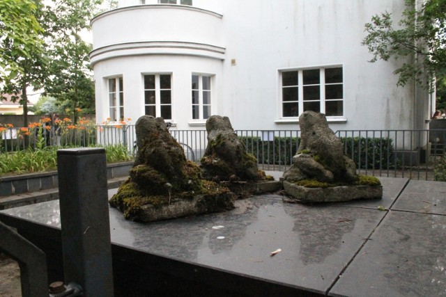 Na fontannie przed willą siedzą żaby, które kiedyś towarzyszyły Flisakowi na dziedzińcu Ratusza Staromiejskiego
