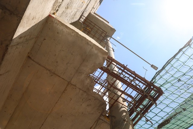 W trakcie budowy obiektu przy ul. Grabiszyńskiej we Wrocławiu, miejska latarnia dosłownie przebiła balkony na wylot. Aby się zmieściła, wykonawca musiał skuć beton i usunąć część stalowego zbrojenia. "To rozwiązanie tymczasowe" - mówi inwestor.