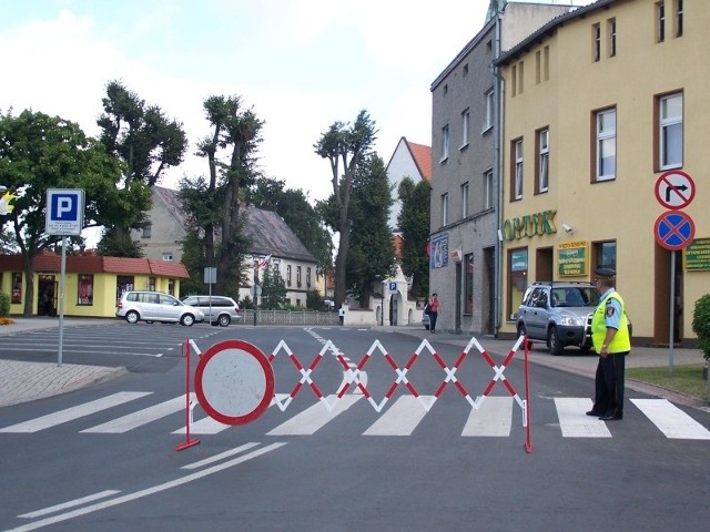 Bariery ze znakiem zakazu ruchu zagradza drogi dojazdowe do oelskeigo Rynku
