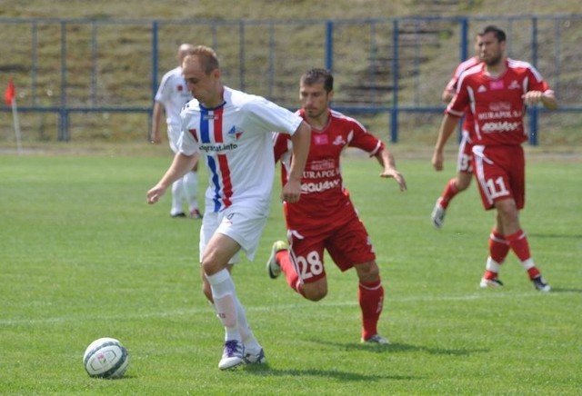 Marcin Kołodziejczyk (z prawej) zdobył dla Granatu gola w meczu z Podbeskidziem Bielsko-Biała. Obok, z nr 28 były piłkarz Korony Kielce Dariusz Łatka.