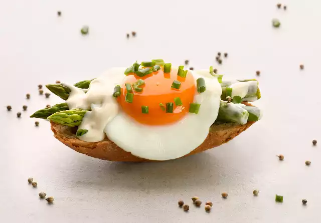 Zobacz przepis na szparagi z jajkiem sadzonym i sosem holenderskim.