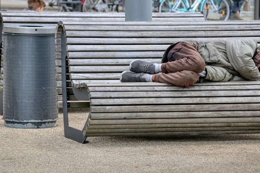 Toruń. Skopał po głowie bezdomnego, bo ten "był natarczywy". Wyrok: bezwzględne więzienie