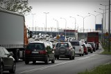 Wypadek samochodu ciężarowego i busa na Autostradowej Obwodnicy Wrocławia. Tworzą się korki