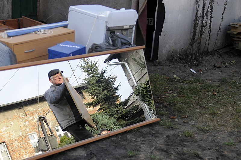 Po tragedii na Szubińskiej w Bydgoszczy mieszkańcy wynieśli swój dobytek [zdjęcia]