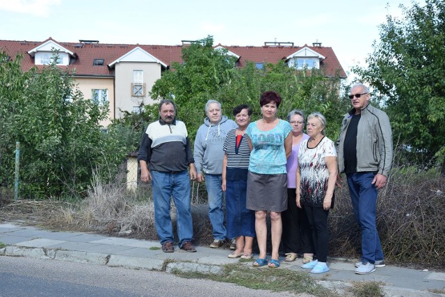 Gdy nasz reporter pojechał wczoraj na osiedle Piaski, od razu zebrała się grupa mieszkańców. - Absolutnie nie chcemy tu stacji paliw! - mówili. To już druga próba jej budowy u zbiegu ulic Okrzei i Dowbora-Muśnickiego.