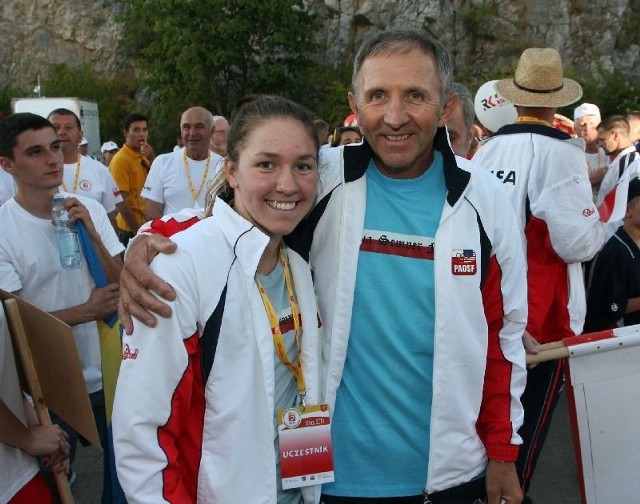 Zosia Niemczak z tatą, słynnym maratończykiem Antonim podczas uroczystości rozpoczęcia igrzysk.