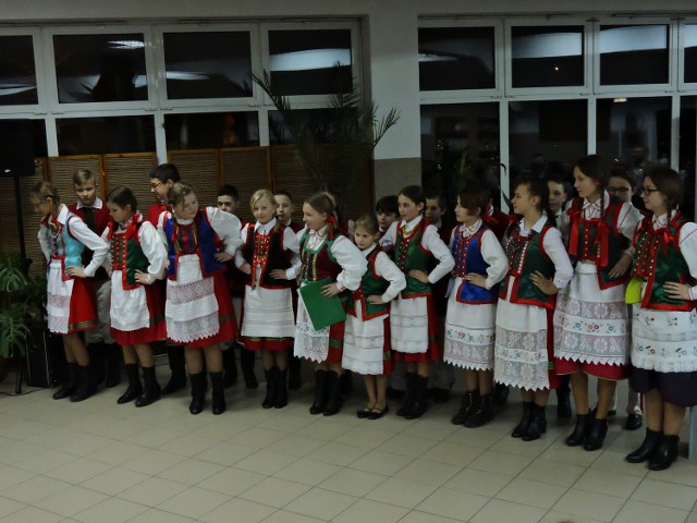 Debiut zespołu folklorystycznego z SP i gimnazjum w Łysych był jedną z atrakcji Kominków Kurpiowskich