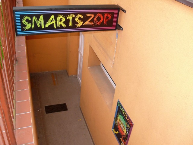 Wejście do Smart Shopu, gdzie w Stalowej Woli sprzedawane są dopalacze.