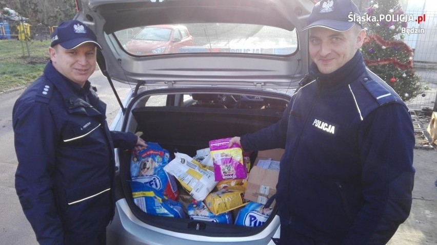 Będzińscy policjanci ponownie przekazali dary dla schroniska w Sosnowcu ZDJĘCIA
