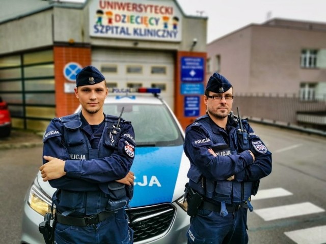 Funkcjonariusze z patrolu na sygnale eskortowali rodzinę pod drzwi placówki medycznej