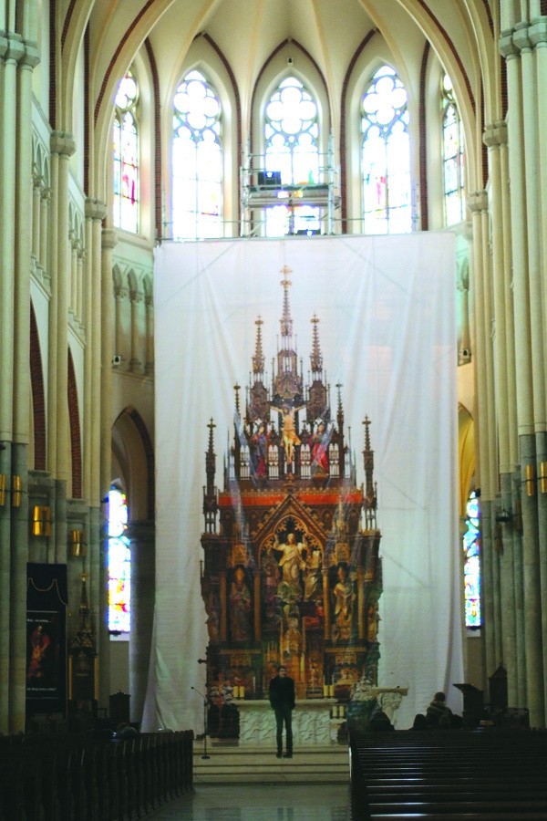 Główny ołtarz na czas konserwacji zasłonięty jest tkaniną z nadrukowanym jego zdjęciem.