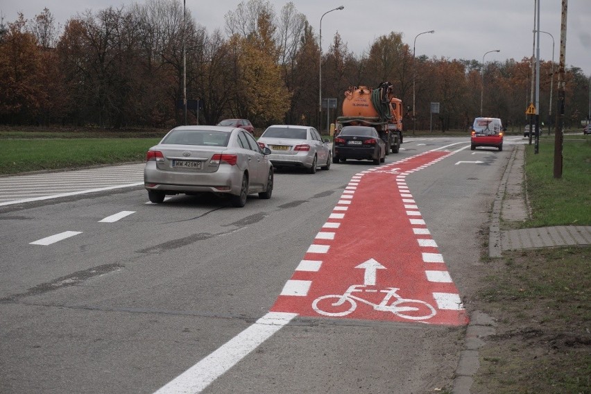 Na obu jezdniach ul. Jankego wymalowano pasy dla rowerów.
