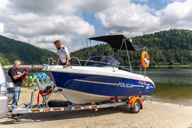 Sezonowy Posterunek Wodny Policji nad zalewem w Klimkówce zaczyna pracę z nową łodzią