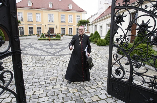 Arcybiskup Marian Gołębiewski będzie metropolitą wrocławskim do czerwca 2013