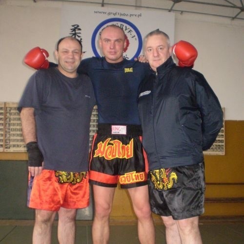 Daniel Sołtysiak (w środku) propaguje boks tajski w Słupsku. Szkoli go Jan Dydak (z lewej), pomagał w treningach Jarosław Margas. Dzisiaj wystąpią ich podopieczni.