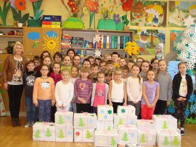 Uczniowie Szkoły Podstawowej nr 1 w Miechowie i ich paczki