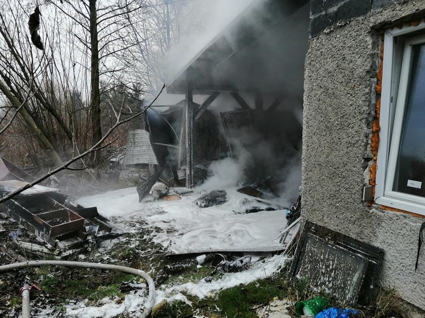 Groźny pożar w Niepołomicach. Strażacy ocalili budynek mieszkalny