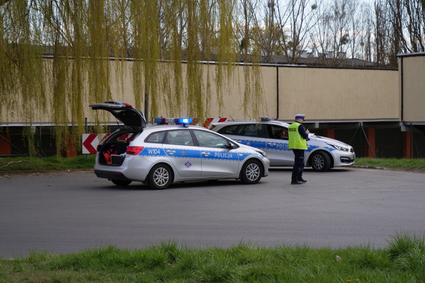 Wypadek na skrzyżowaniu ul. Marlicza i Romera w Szczecinie. Poszkodowane są 4 osoby. Auto wjechało w garaż. ZDJĘCIA – 27.04.2021