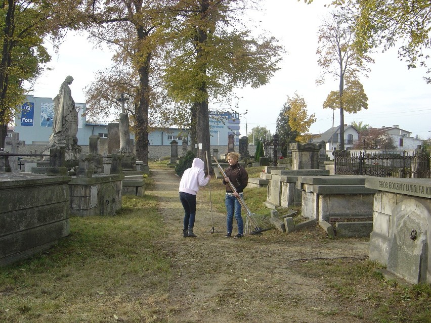 Uczniowie Zespołu Szkół Ekonomicznych sprzątali radomskie nekropolie (zdjęcia)