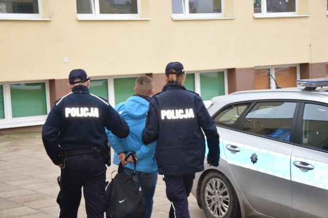 Policja zatrzymała 18-latków którzy mogą mieć związek z rozpyleniem drażniącego gazu w szkole na osiedlu Rządz w Grudziądzu.