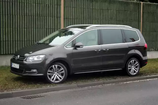 Volkswagen Sharan Najtańszy Galaxy z benzynowym silnikiem 1.5 EcoBoost o mocy 160 KM kosztuje 119 000 zł, z kolei cennik Sharana otwiera benzynowa, 150-konna wersja 1.4 TSI za 115 490 zł.fot. Dariusz Dobosz