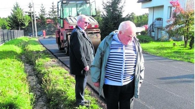 Radny Marian Korczyński (z prawej) i wójt Zdzisław Wrzałka doglądają budowy ulicy Młodej.