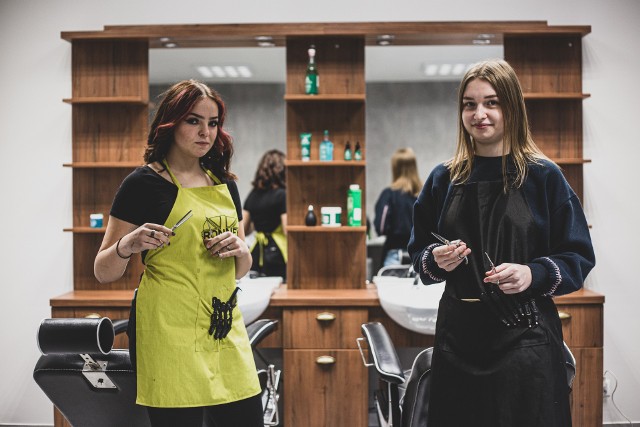 Atelier Fryzur działa w CKZiU przy ulicy Grota Roweckiego 66 w Sosnowcu. W atrakcyjnej cenie możemy zyskać nową fryzurę. Zobacz kolejne zdjęcia. Przesuń zdjęcia w prawo - wciśnij strzałkę lub przycisk NASTĘPNE