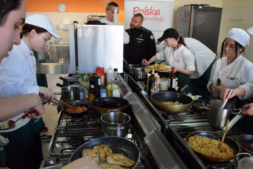 Konkurs kulinarny w szkole Zakładu doskonalenia Zawodowego w Kielcach. Zobacz, jakie cuda przygotowali uczniowie (WIDEO, ZDJĘCIA)