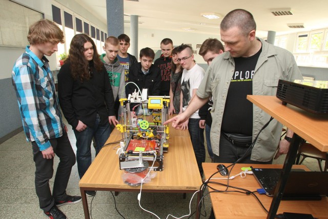 Pokaz możliwości druku w technologii 3D, przygotowany przez uczniów Elektryka  oglądało bardzo  wielu gimnazjalistów.