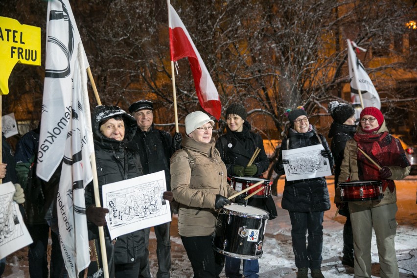 Demonstracja Komitetu Obrony Demokracji w Krakowie. Poparli usunięcie Ryszarda Czarneckiego z funkcji wiceszefa Parlamentu Europejskiego