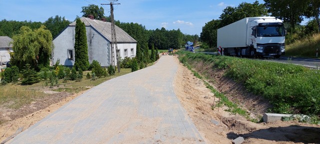 Tak wygląda budowa chodnika i ciągu rowerowego przy drodze krajowej nr 15 w miejscowości Niewierz koło Brodnicy. Zakończenie już w sierpniu