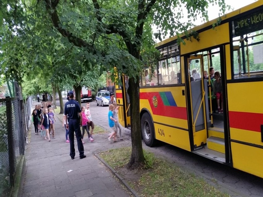 Dzieci ewakuowano specjalnie podstawionymi autobusami.