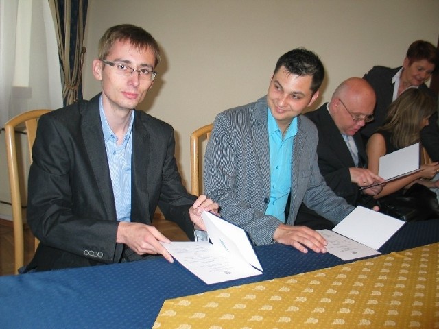 Wśród kończących podyplomowo zarządzanie przedsiębiorstwem byli m.in. reporter Radia Elka Mateusz Kowalski (od lewej) oraz Maciej Banasiak i Mirosław Czarnecki.