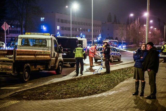 Do tragicznego wypadku doszło ok. godz. 15.30 przy ul. Ogińskiego w Bydgoszczy.Ze wstępnych informacji wynika, że 77-letni kierowca audi przejechał przez skrzyżowanie na czerwonym świetle i potrącił 6-letniego chłopca na przejściu dla pieszych. Chłopiec zginął na miejscu.Kierowca audi był trzeźwy. Odcinek od Ogińskiego do Powstańców Wielkopolskich jest zamknięty dla ruchu. Autobusy od strony osiedla Leśnego kierowane są objazdem przez Chodkiewicza-Wyszyńskiego.