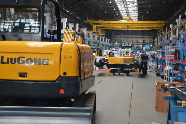 Z zakładu LiuGong w Stalowej Woli maszyny są dostarczane klientom za pośrednictwem sieci regionalnych dystrybutorów