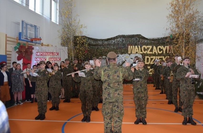 W Mniszku obchodzono jubileusz nadania Publicznej Szkole Podstawowej imienia Żołnierzy Armii Krajowej 72 Pułku Piechoty 