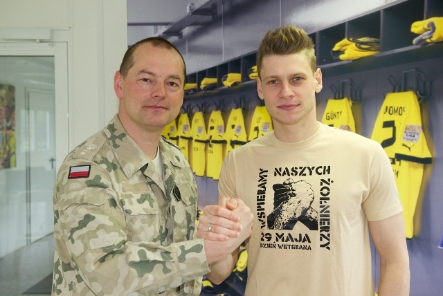 Łukasz Piszczek, nasz reprezentant  i zawodnik Borussi Dortmund  będzie jedną z twarzy kampanii "Szacunek i wsparcie". Obok Andrzej Pindor, pomysłodawca kampanii.