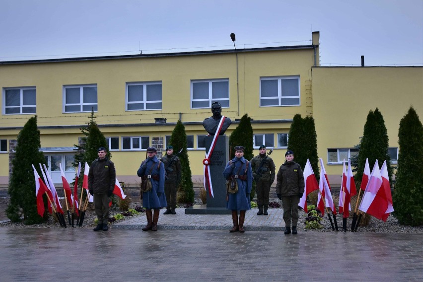 Pomnik Marszałka w Złocieńcu. Uroczyste odsłonięcie w 155. rocznicę urodzin Józefa Piłsudskiego 